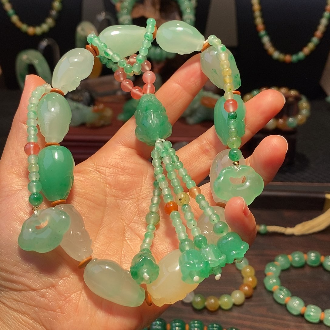 八****石英质玉（非洲翠）未镶嵌串