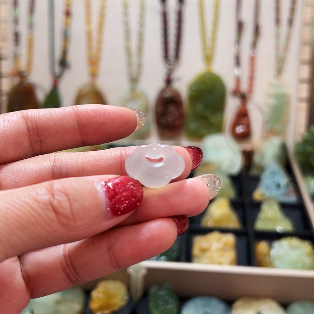 蛇纹石玉颈饰未镶嵌