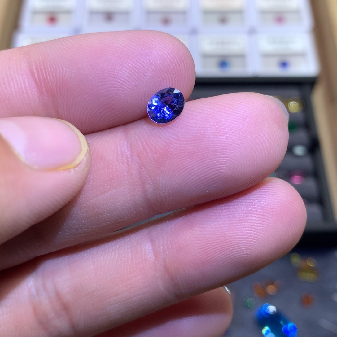 蓝宝石裸石未镶嵌1.27克拉矢车菊蓝宝石