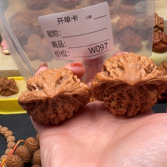 见***脚把件桃核文玩工作室有没有人啊