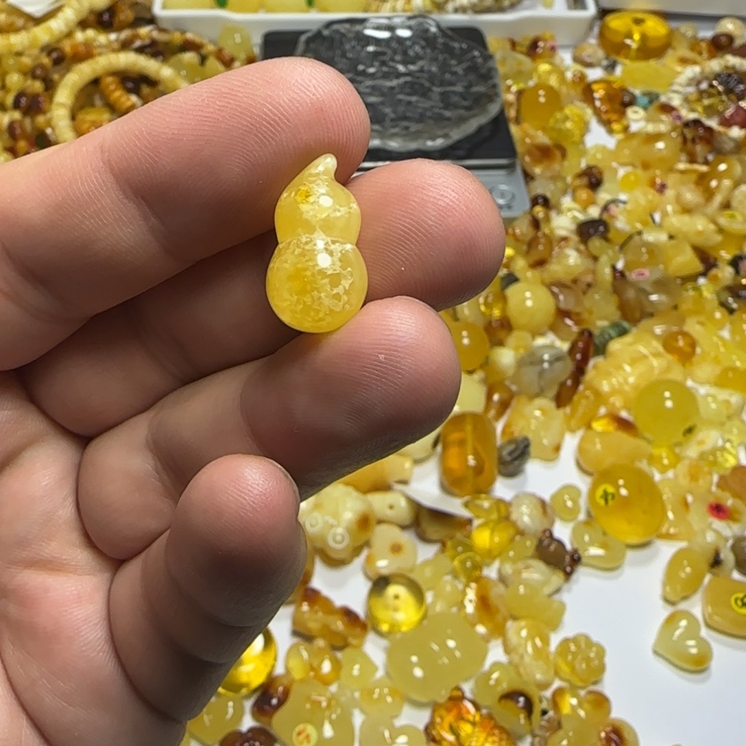 月***姐琥珀未镶嵌裸石1.05克