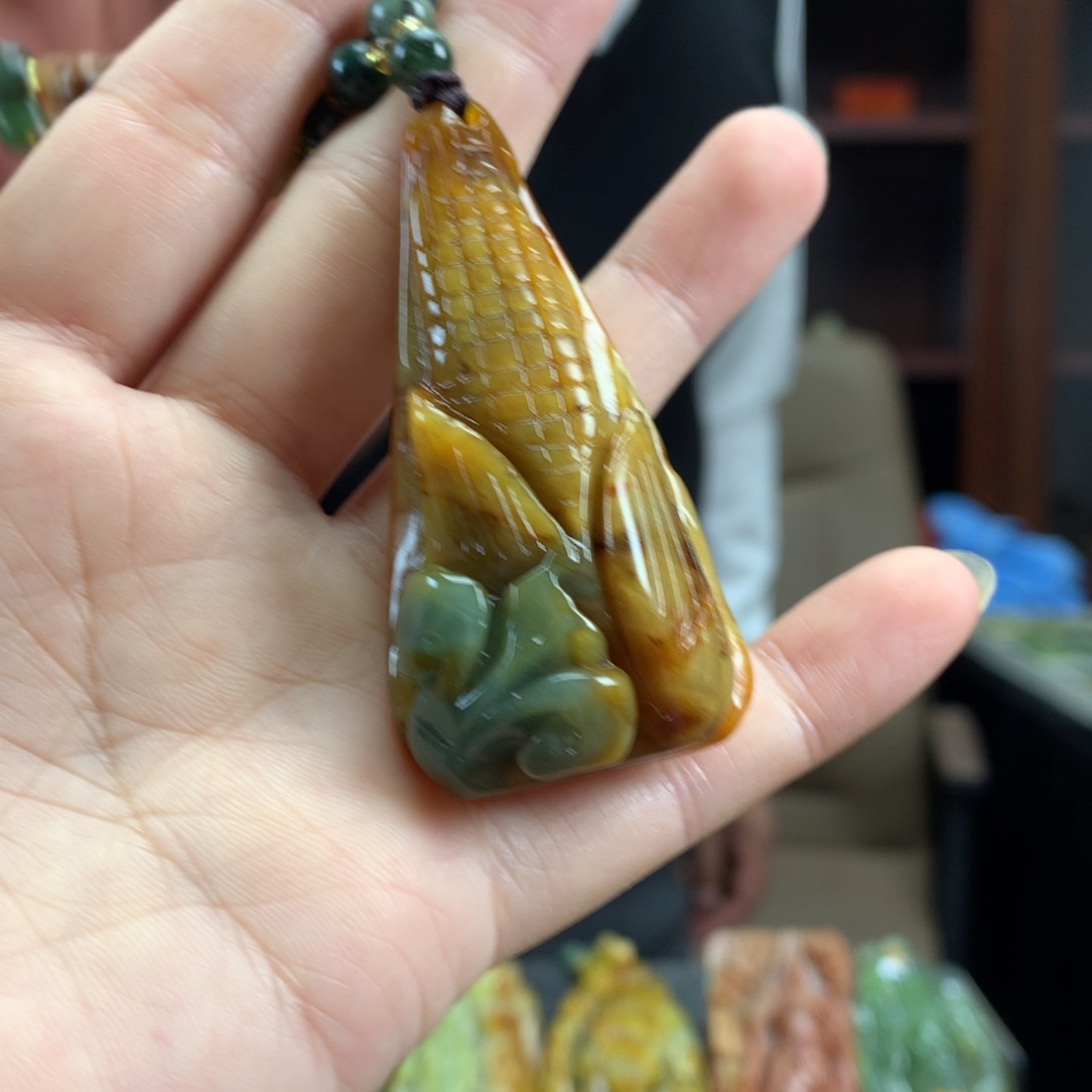 蛇纹石玉未镶嵌颈饰
