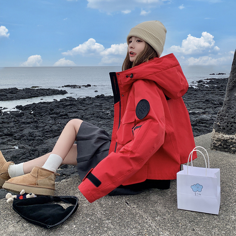 短款工装红色羽绒服女2025冬季新款设计感洋气加厚保暖连帽派克服