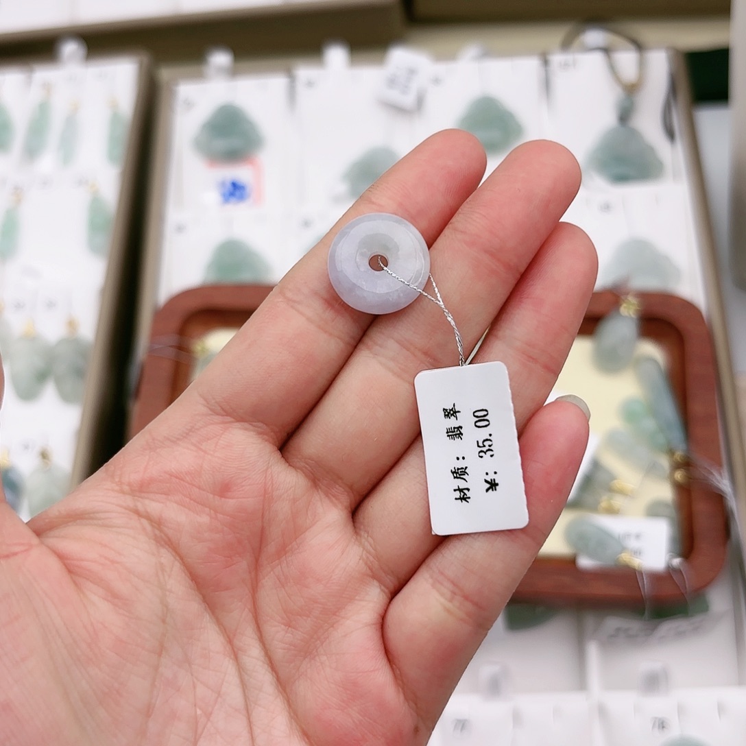 翡翠颈饰未镶嵌平安扣