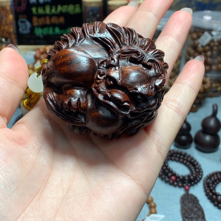 小叶紫檀把件 有求必应抱球貔貅