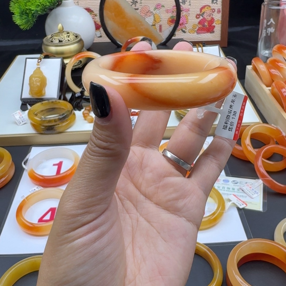 未镶嵌石英质玉（黄龙玉）手镯