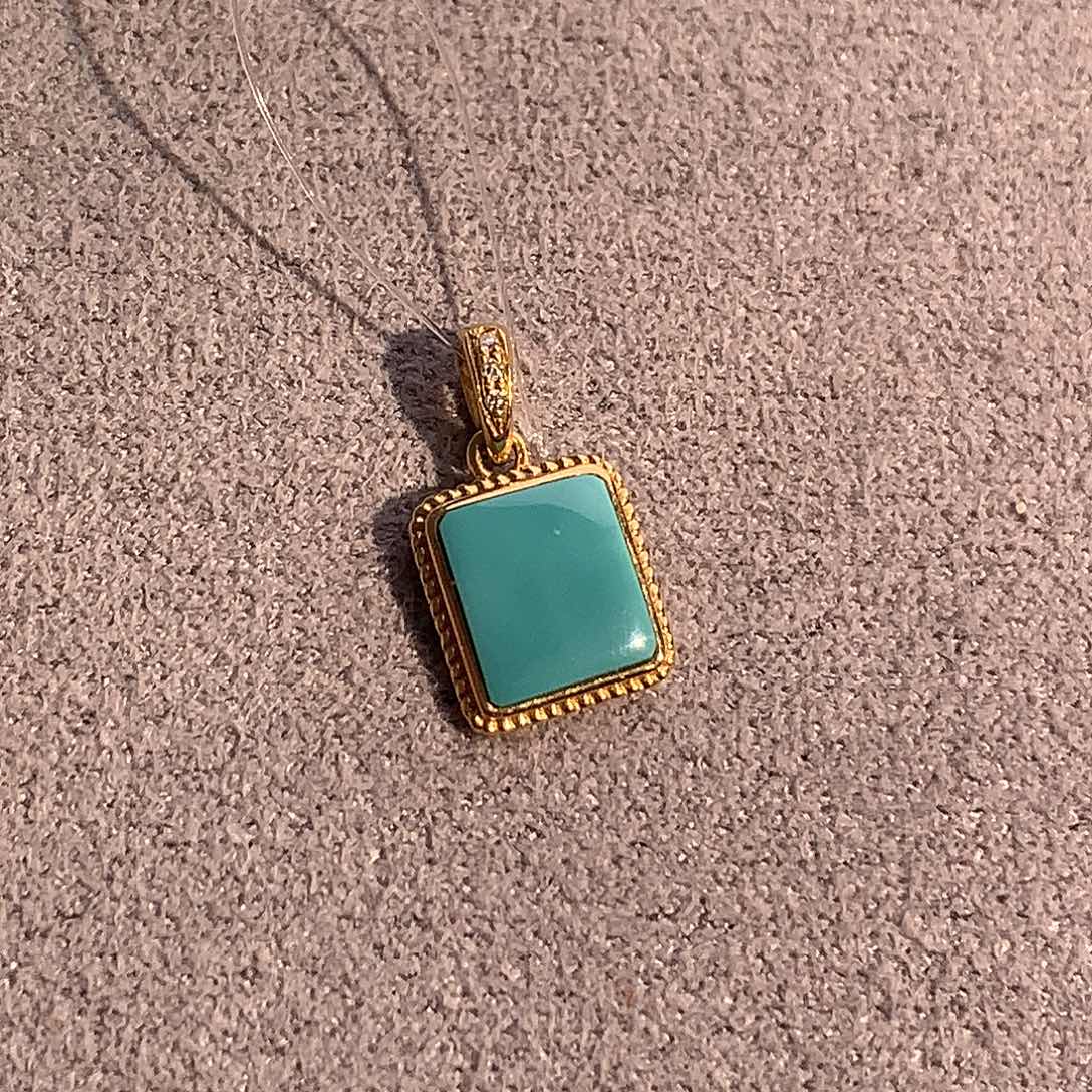 18K金镶嵌绿松石湖蓝方糖吊坠