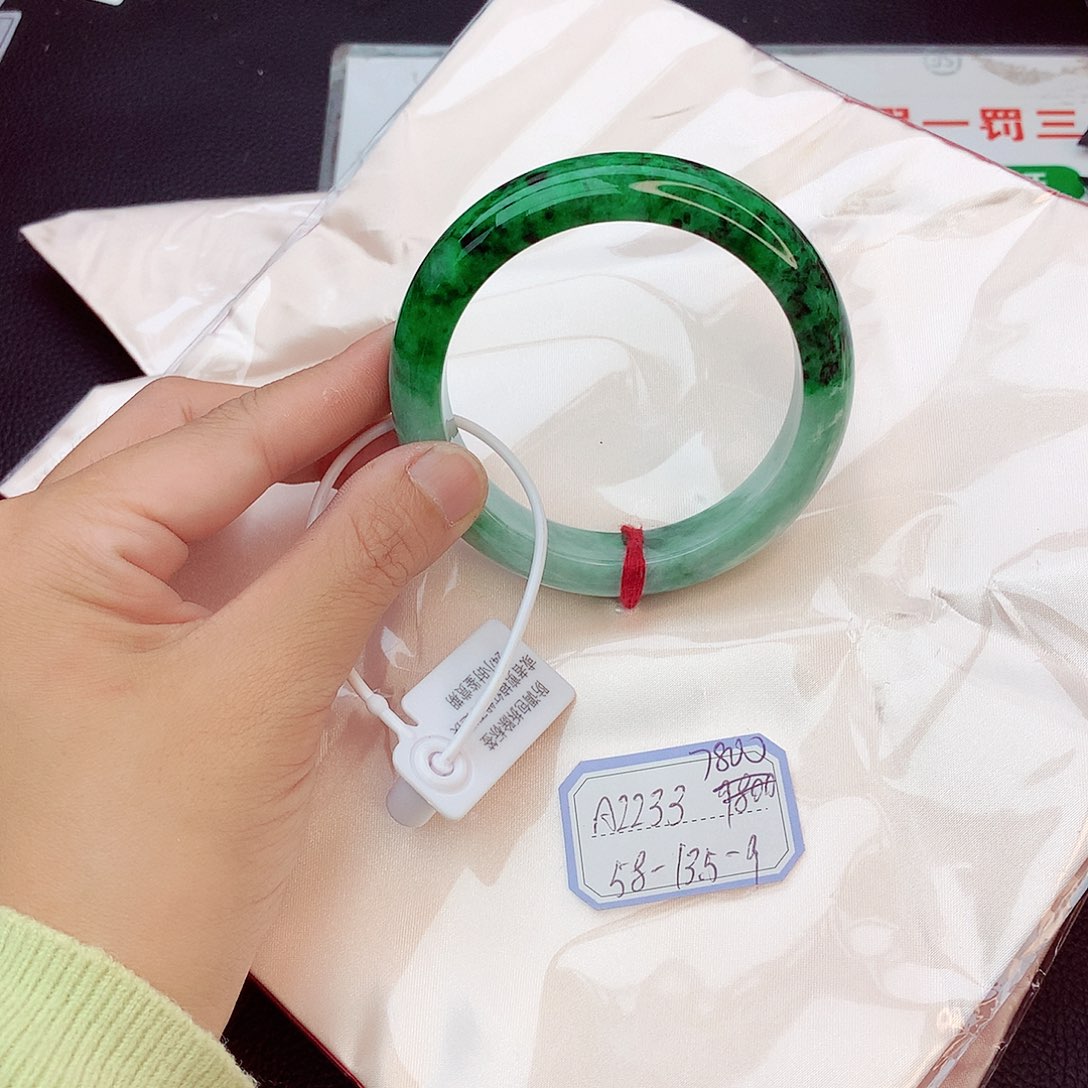 翡翠手镯未镶嵌翡翠