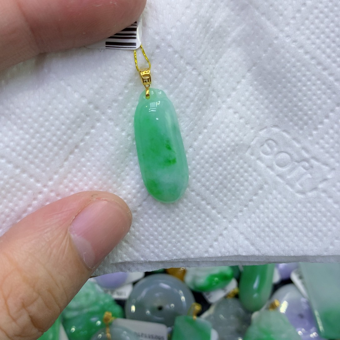 颈饰18K金镶嵌翡翠