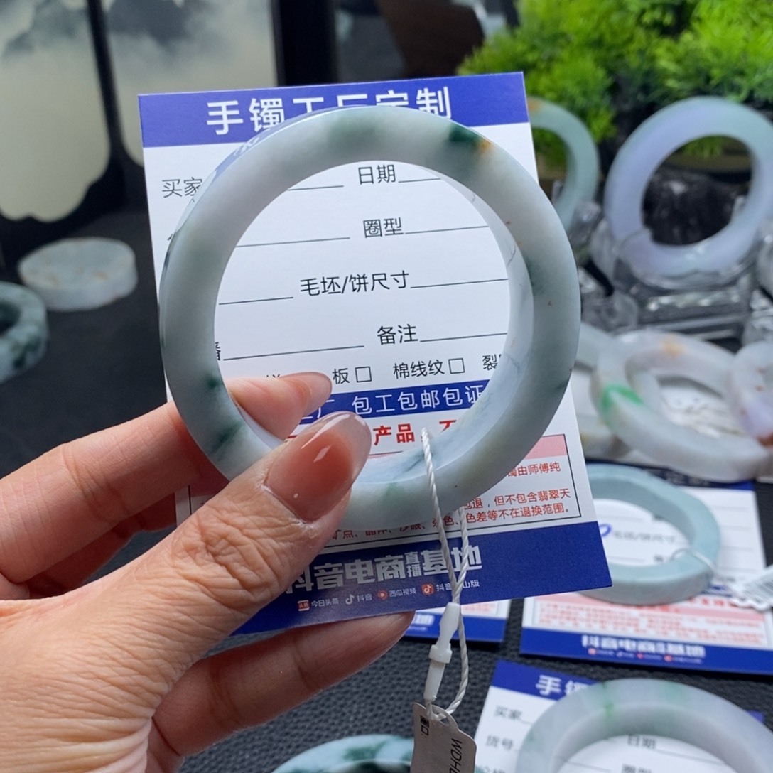 未镶嵌手镯定制翡翠哇*哈基地质检发货