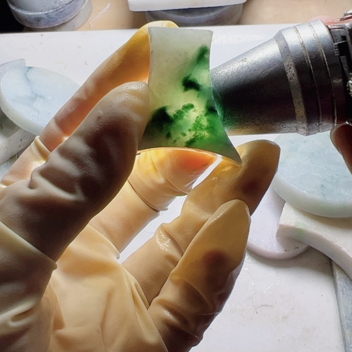 翡翠颈饰未镶嵌飞**卜