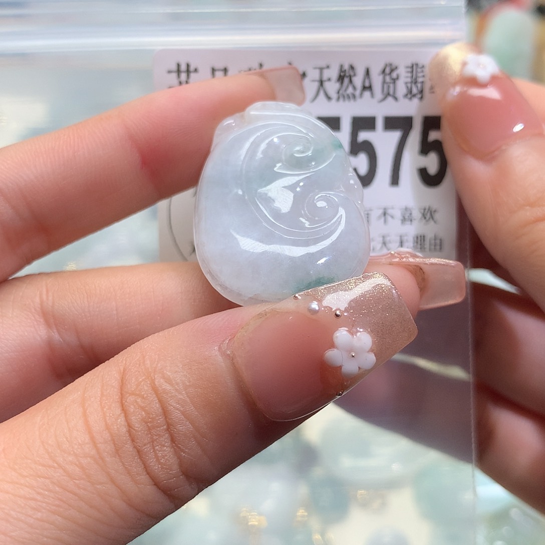 翡翠未镶嵌颈饰，