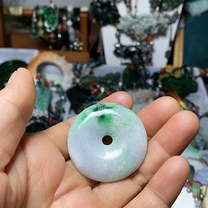 翡翠未镶嵌吊坠(赠链)