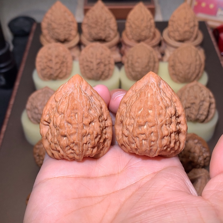 核桃文玩核桃把件蛇王一抹红
