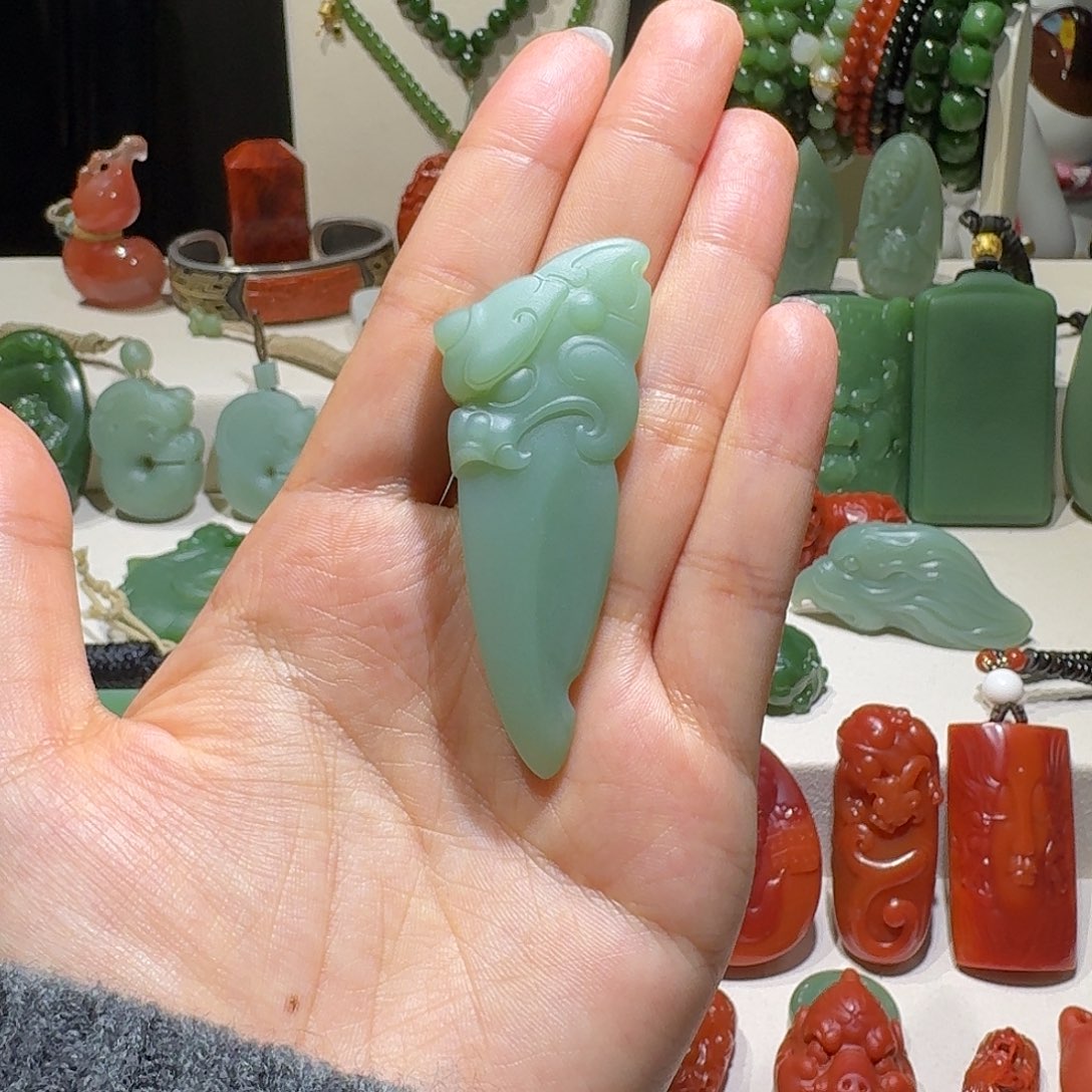 和田玉未镶嵌颈饰碧玉粉青龙牙