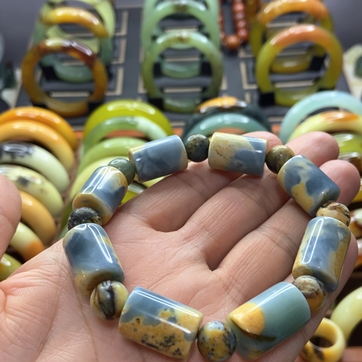 蛇纹石玉手镯未镶嵌天***膀