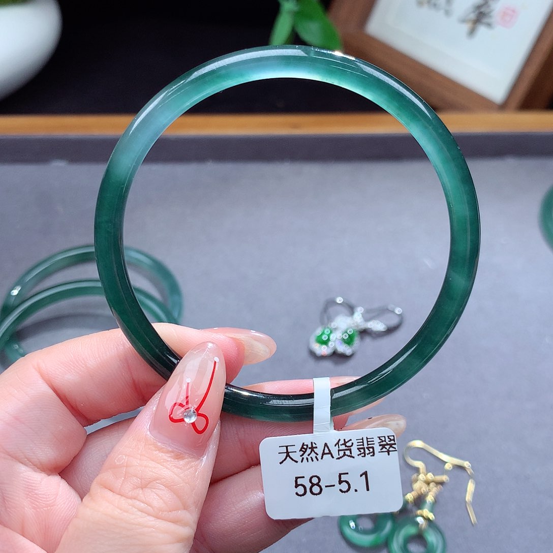 翡翠手镯（圆镯）未镶嵌