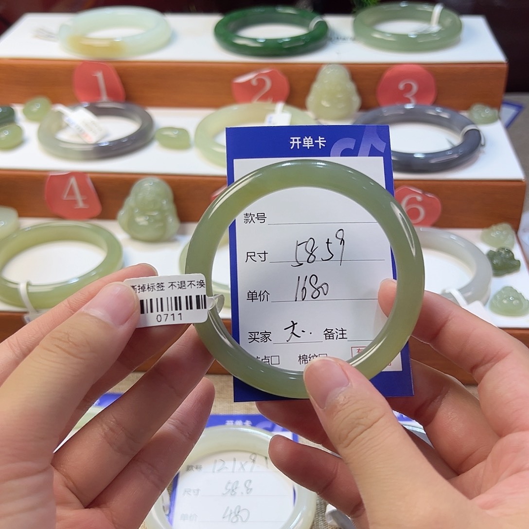 和田玉手镯未镶嵌大*唉