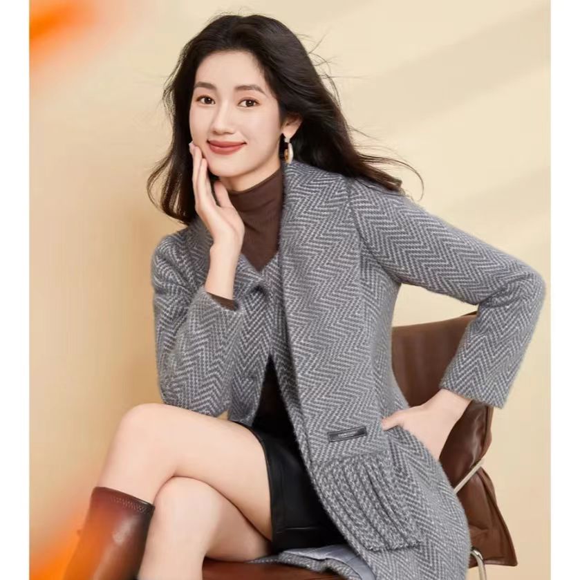 D035新款2025冬季设计感围巾领赫本风中长款妮子外套女加厚款外套