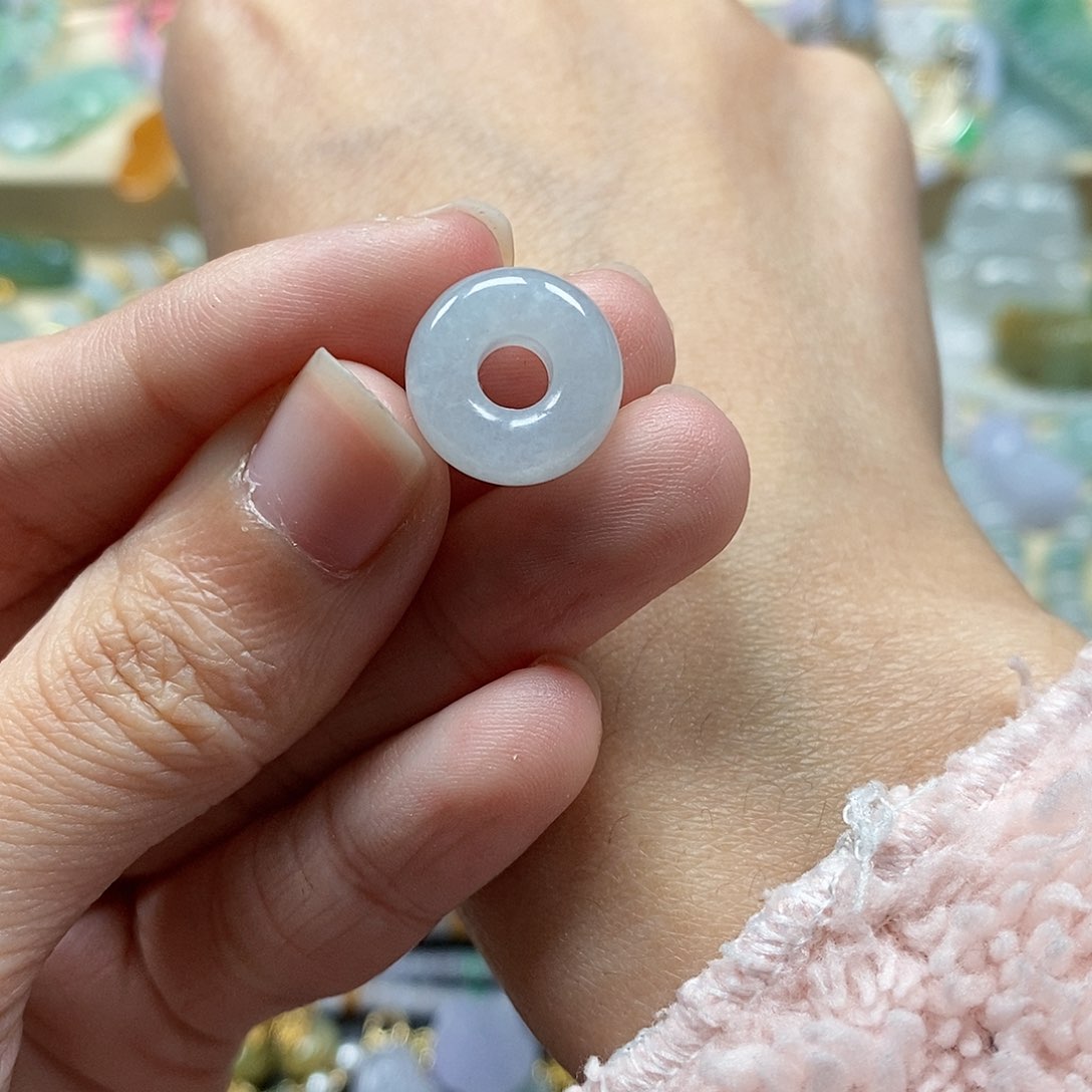 翡翠颈饰未镶嵌闪