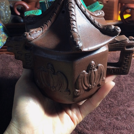 紫砂茶壶原矿泥料手工制作的紫砂壶。