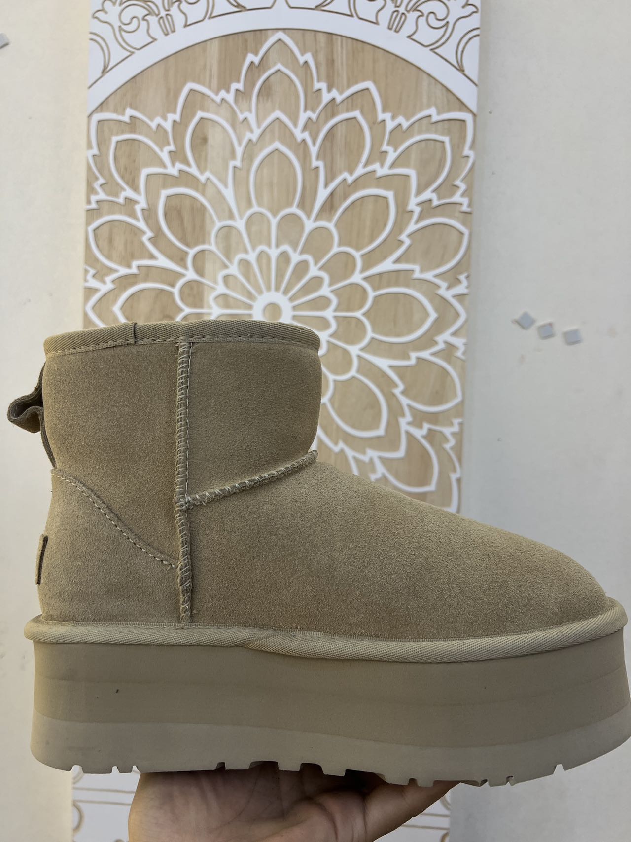 2025年自家原创设计厚底休闲简约女款雪地靴