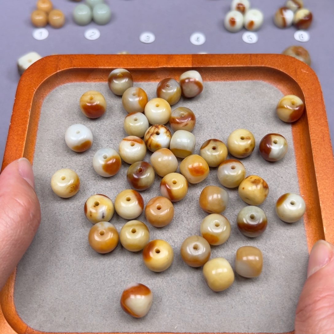 蛇纹石玉未镶嵌颈饰陌**城