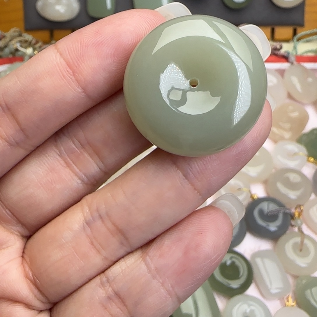 立***青和田玉未镶嵌颈饰