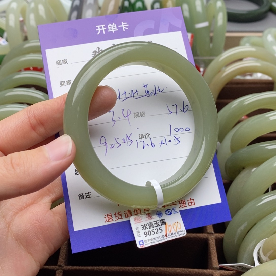 和田玉手镯未镶嵌壮**壮
