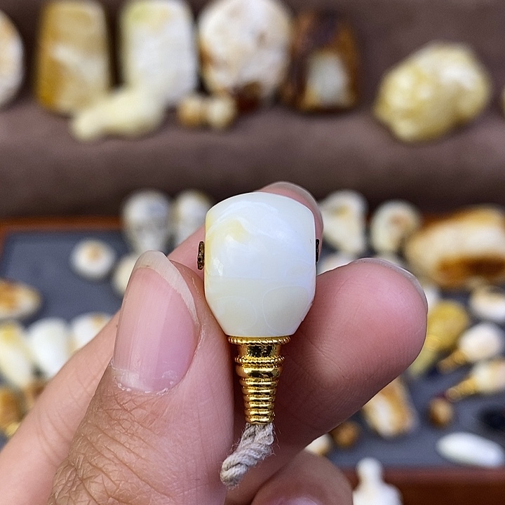 琥珀裸石未镶嵌12三通y82