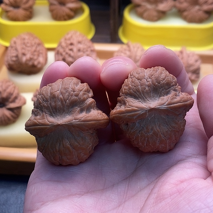 文玩核桃吊坠血麒麟