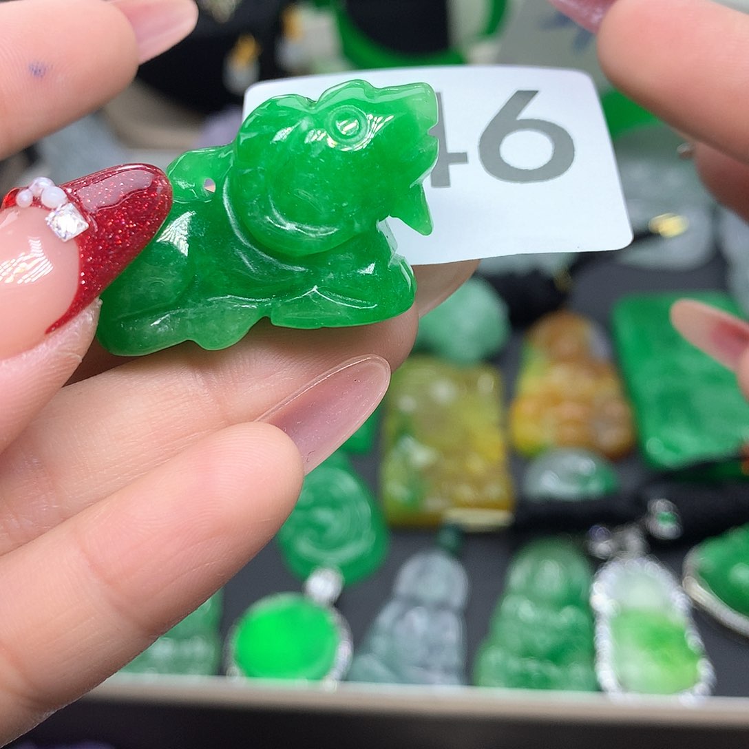 翡翠吊坠(赠链)未镶嵌