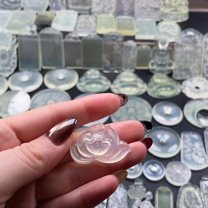 岫玉未镶嵌颈饰荷花