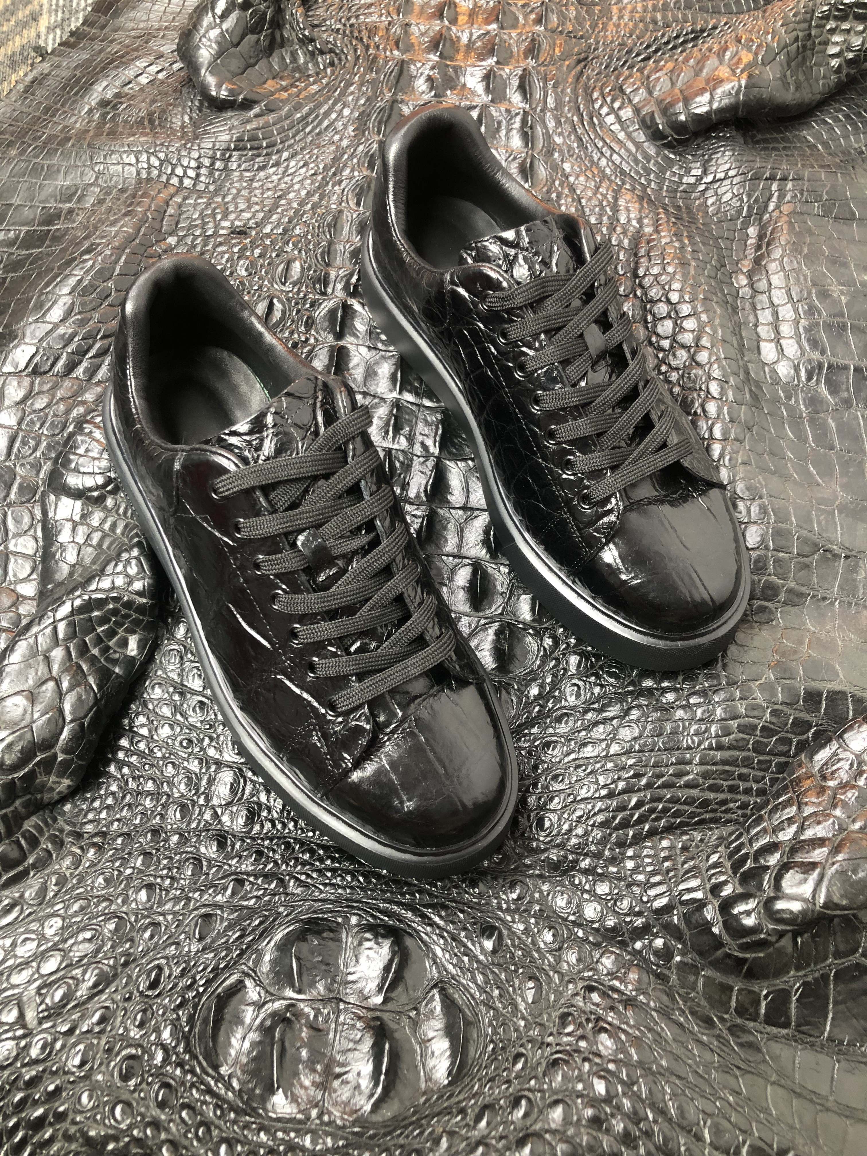 鳄鱼肚皮休闲板鞋高档男士通勤运动鞋真皮简约舒适软底鞋高端男鞋