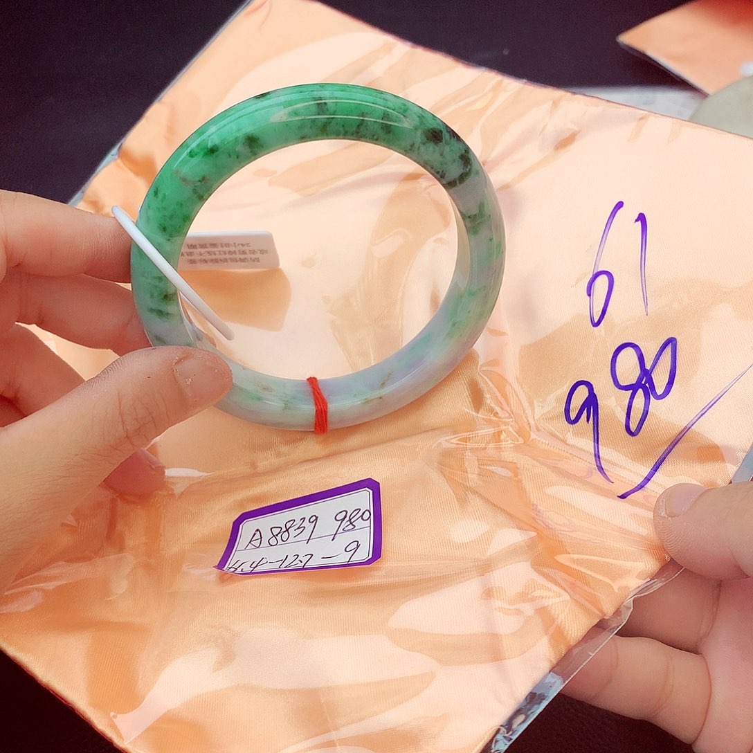 翡翠手镯未镶嵌翡翠