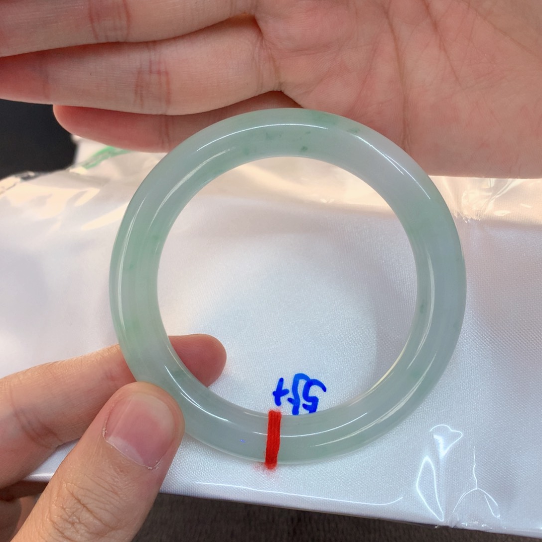 翡翠手镯未镶嵌翡翠