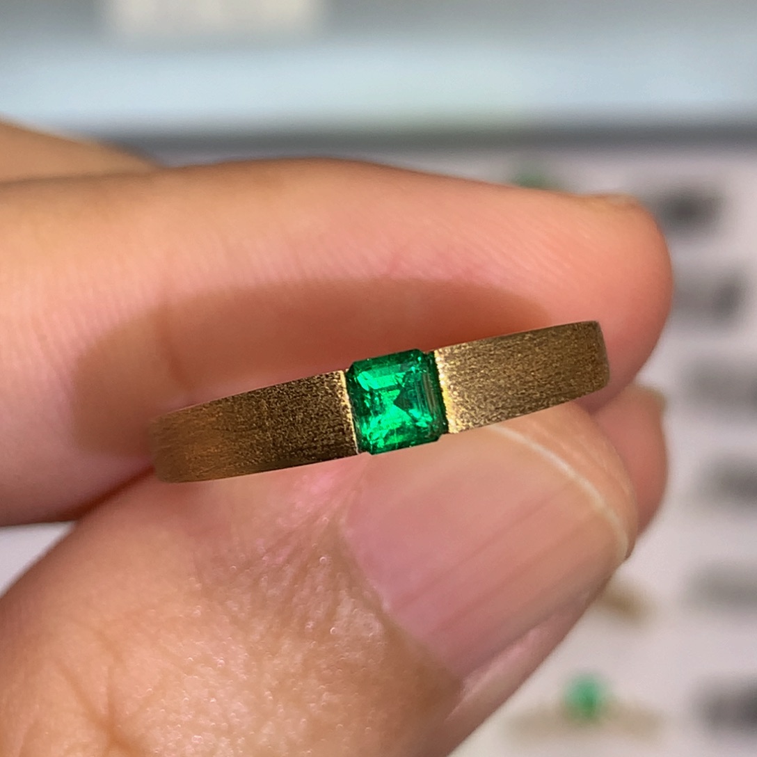 祖母绿戒指18K金镶嵌