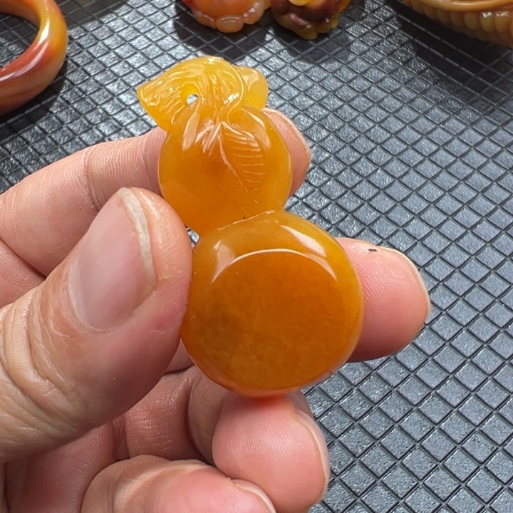 石英质玉（黄龙玉）颈饰未镶嵌