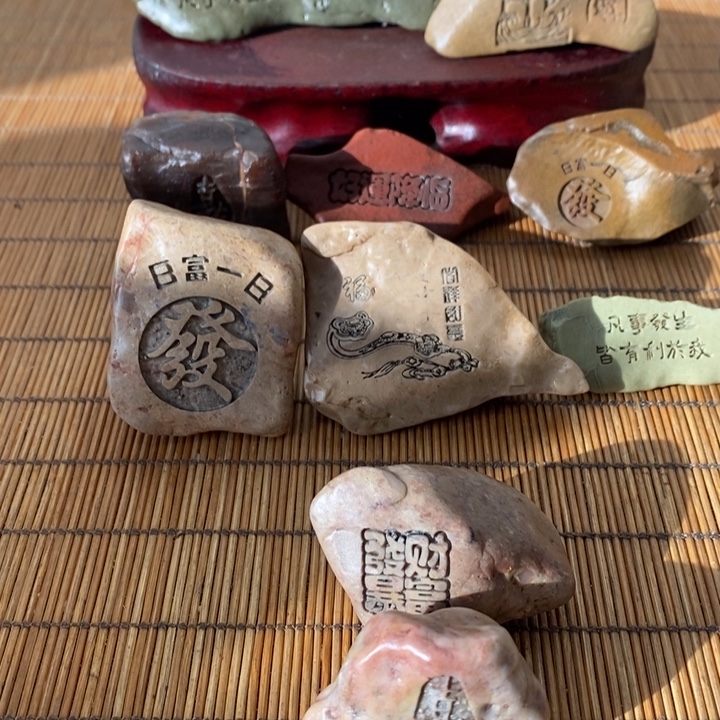 鐭****原石雕刻工艺品手把摆件