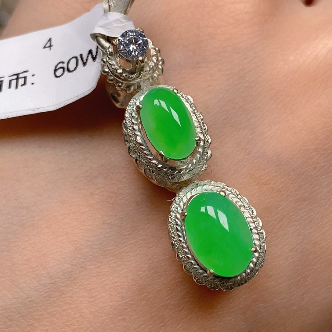 翡翠未镶嵌颈饰甜阳绿