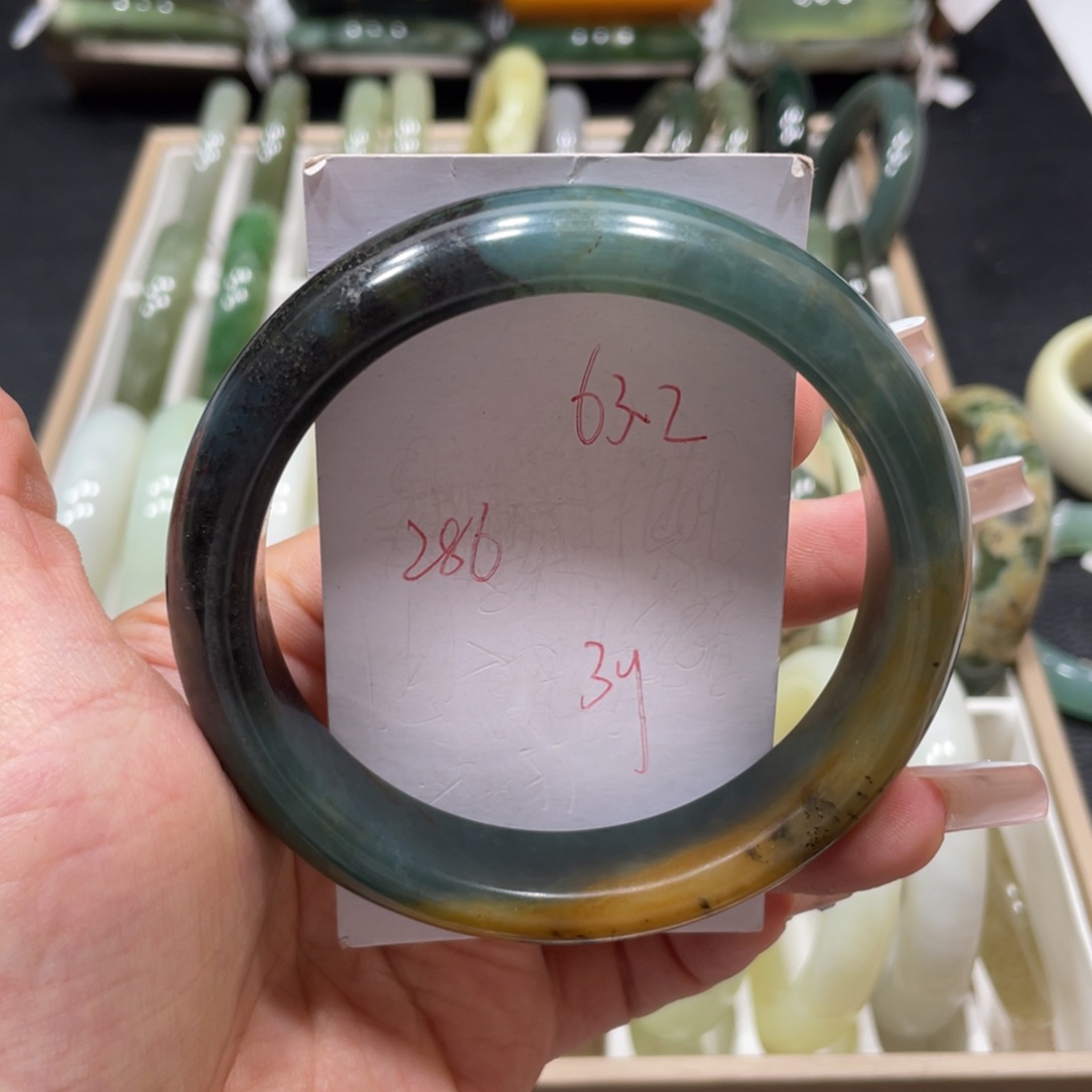 蛇纹石玉未镶嵌手镯