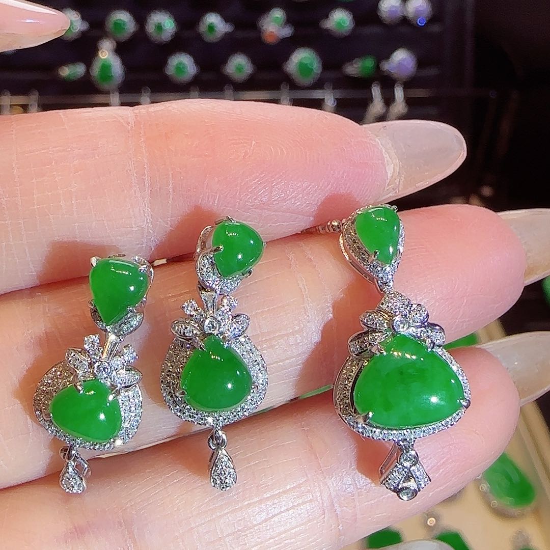 翡翠吊坠(不含链)18K金镶嵌一套