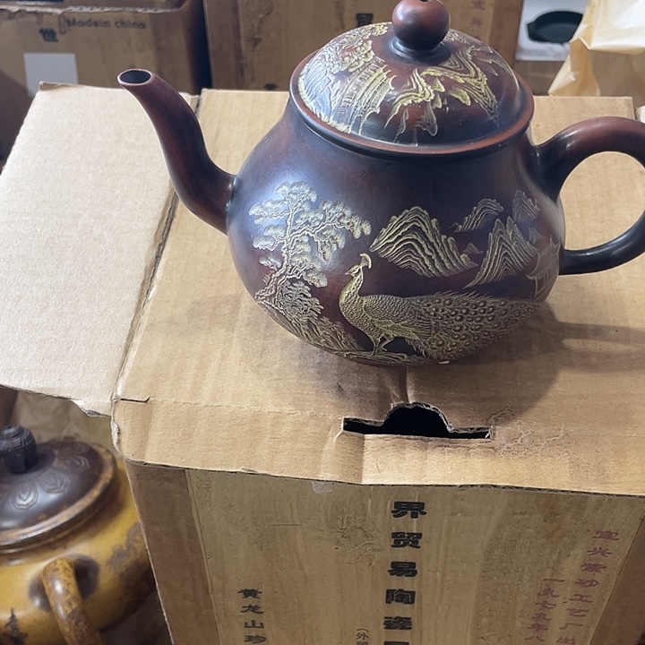 茶壶紫砂矿泥料手工制作的一把紫砂壶。