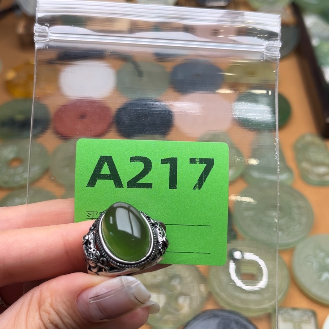 道***堂蛇纹石玉未镶嵌颈饰