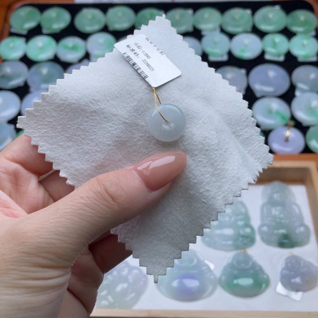 翡翠未镶嵌颈饰平安扣