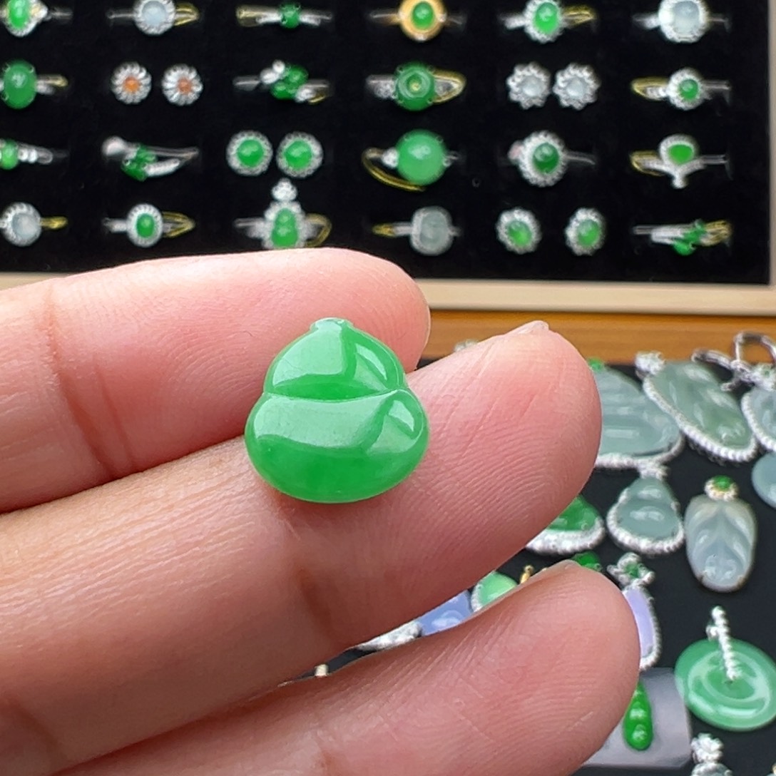 翡翠未镶嵌颈饰葫芦