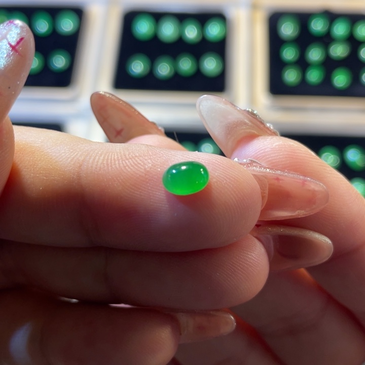 翡翠颈饰未镶嵌蛋面