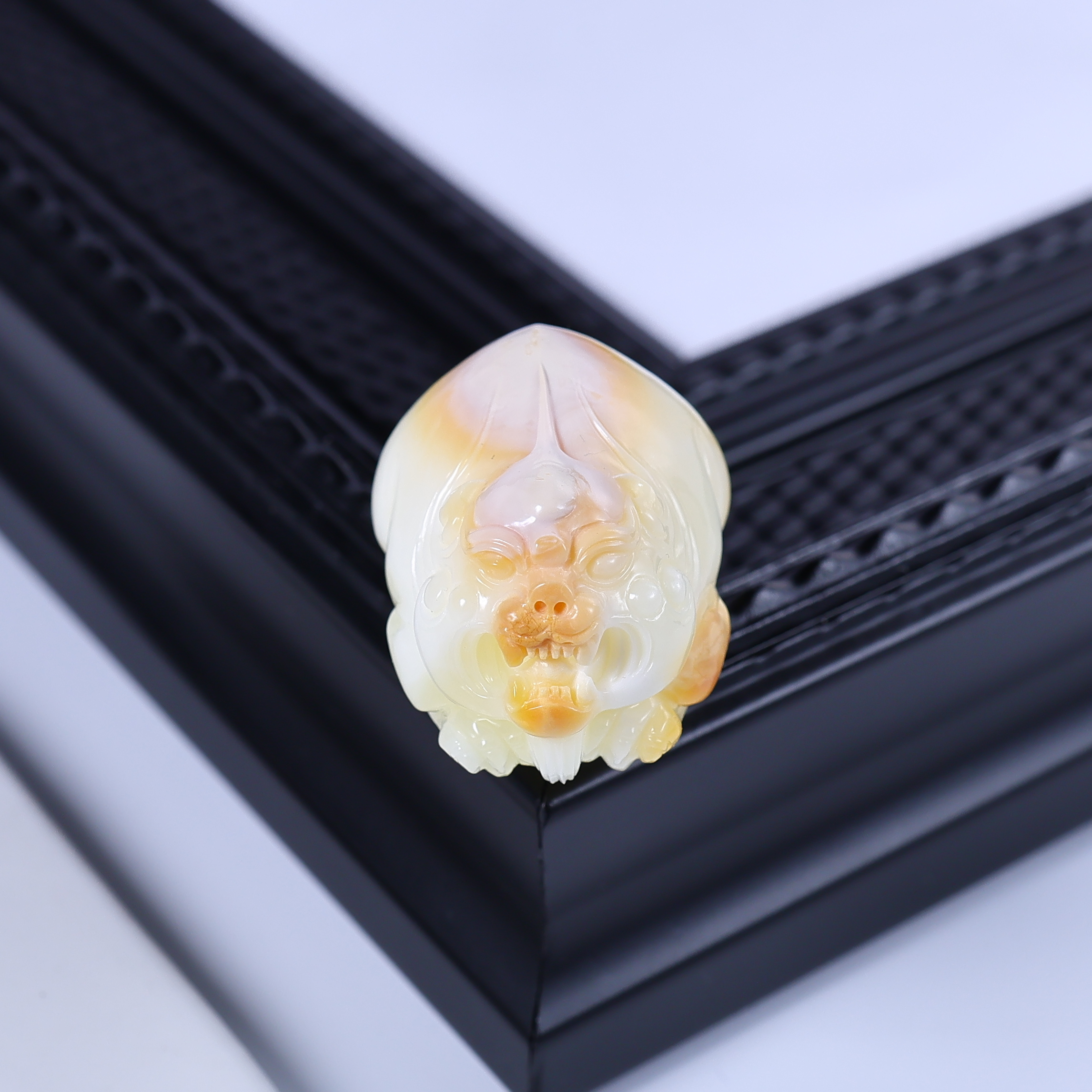 瓷白满蜡沁色妖貔貅吊坠K824