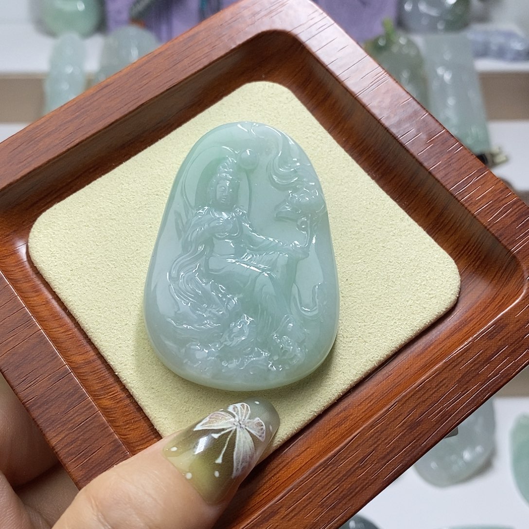 翡翠未镶嵌颈饰御龙观音
