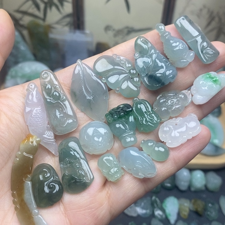 翡翠未镶嵌颈饰吊坠一个